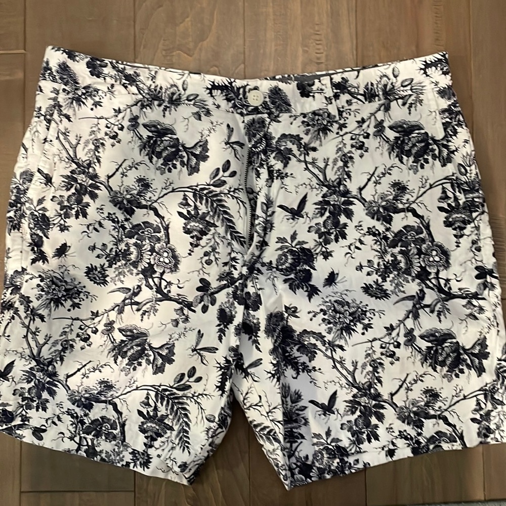 Club Monaco Shorts ( Men fitted)
